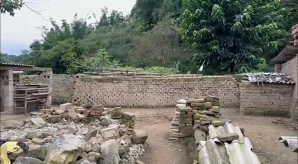 The lane between two walls