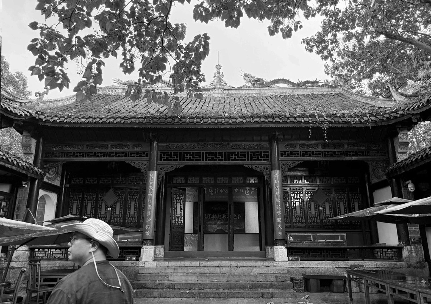 The old gate — lanterns, deep eaves and the daily crowd